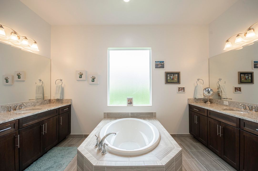 Под контрактом: $1,950,000 (4 спален, 3 ванн, 2792 Квадратных фут)