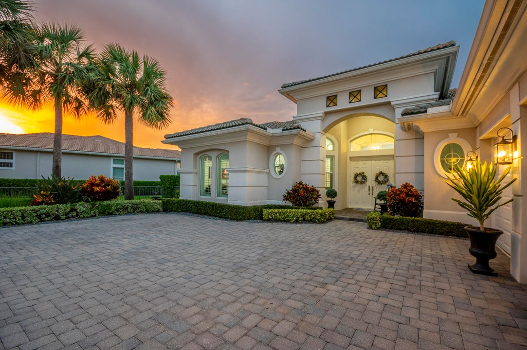 Под контрактом: $1,950,000 (4 спален, 3 ванн, 2792 Квадратных фут)