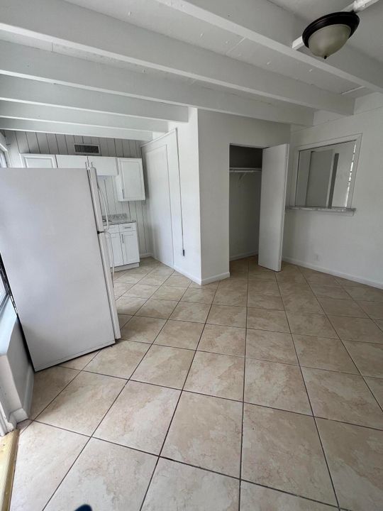 Activo con contrato: $1,200 (1 camas, 1 baños, 300 Pies cuadrados)