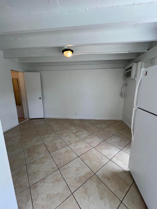 Activo con contrato: $1,200 (1 camas, 1 baños, 300 Pies cuadrados)