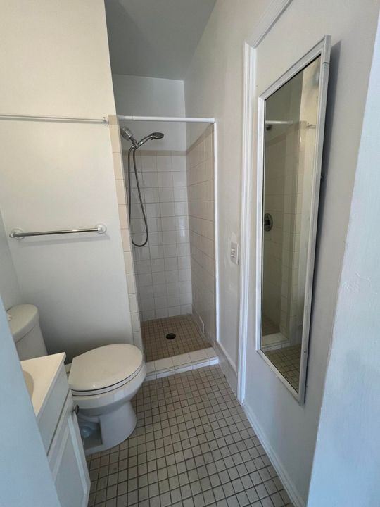 Activo con contrato: $1,200 (1 camas, 1 baños, 300 Pies cuadrados)