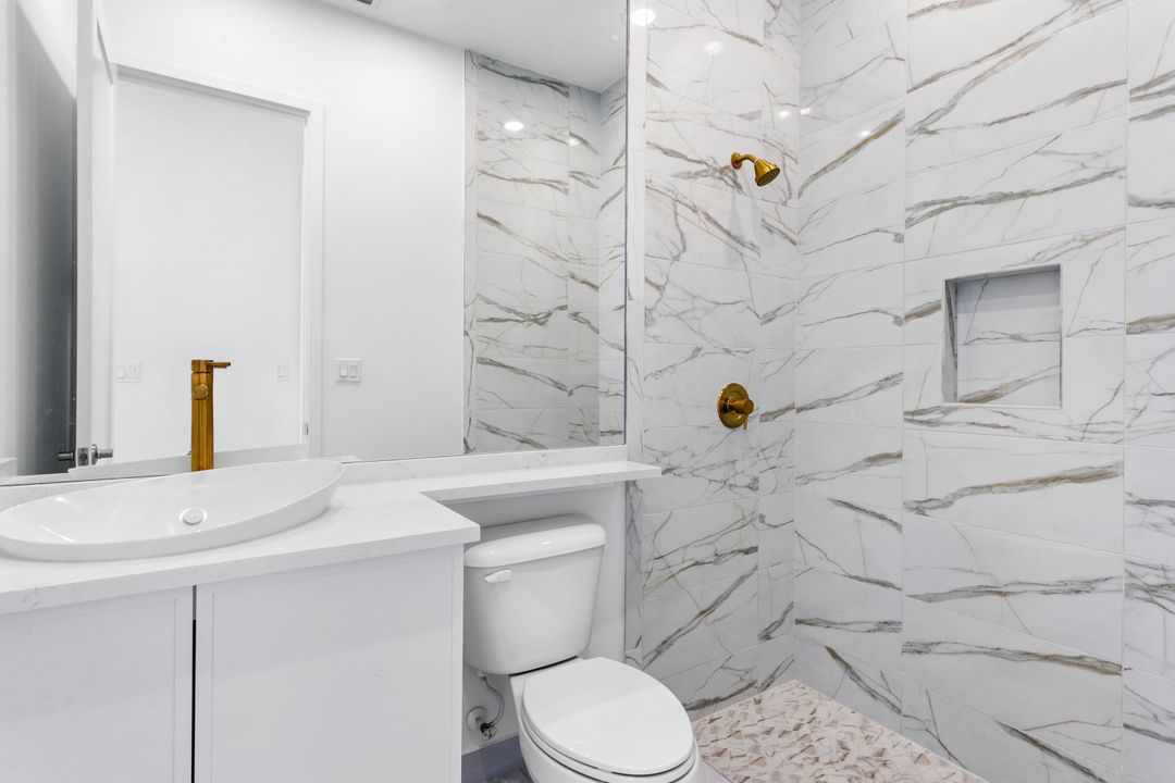 Active With Contract: $2,000,000 (5 beds, 7 baths, 4605 Square Feet)