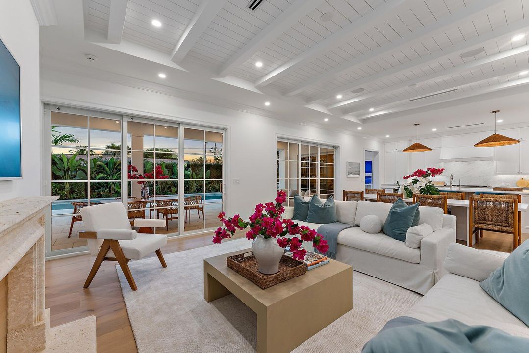 合同活跃: $4,125,000 (4 贝兹, 4 浴室, 4061 平方英尺)