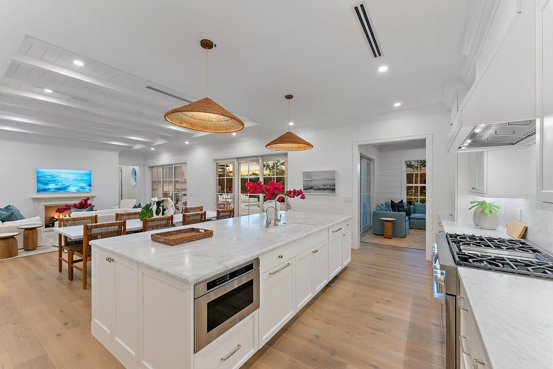 合同活跃: $4,125,000 (4 贝兹, 4 浴室, 4061 平方英尺)