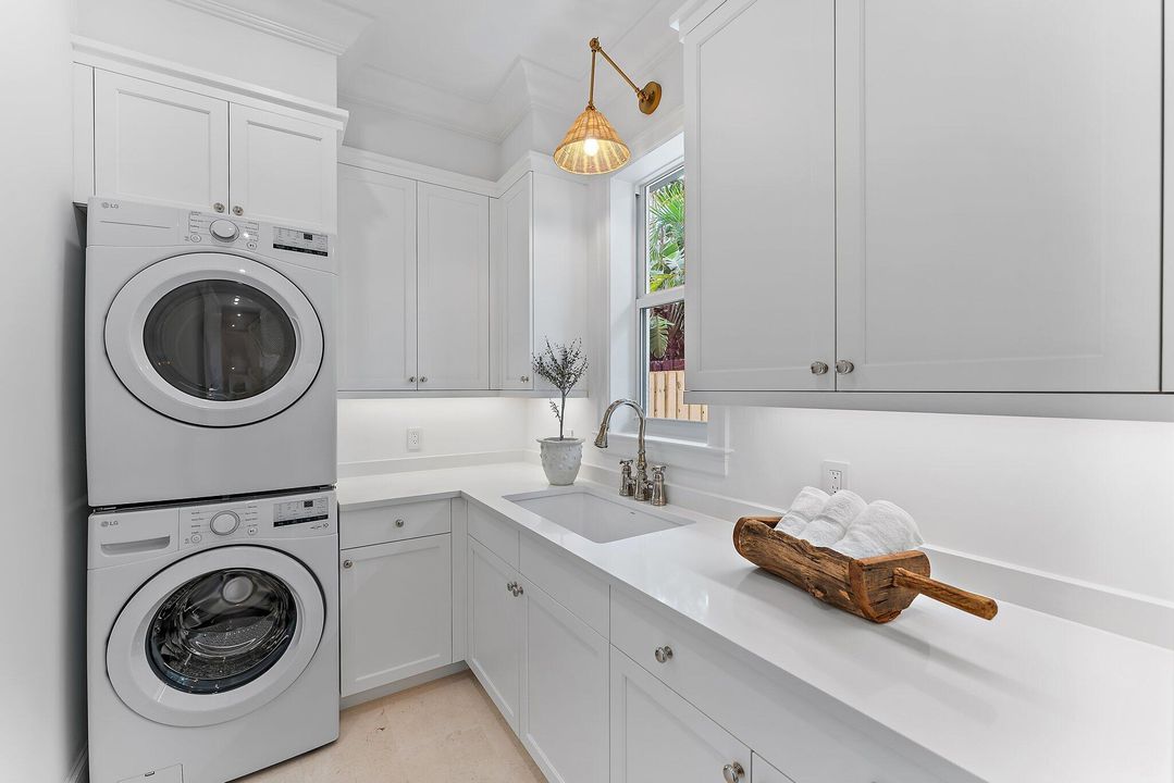 合同活跃: $4,125,000 (4 贝兹, 4 浴室, 4061 平方英尺)