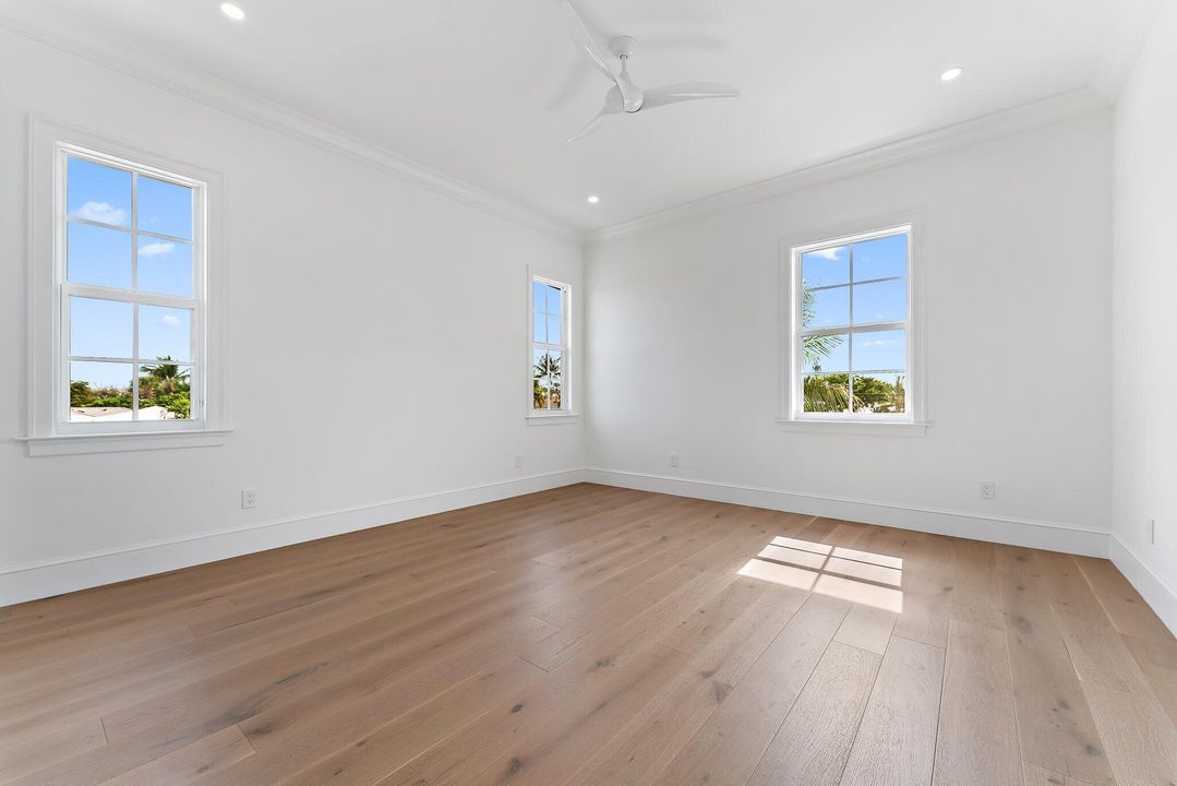 合同活跃: $4,125,000 (4 贝兹, 4 浴室, 4061 平方英尺)