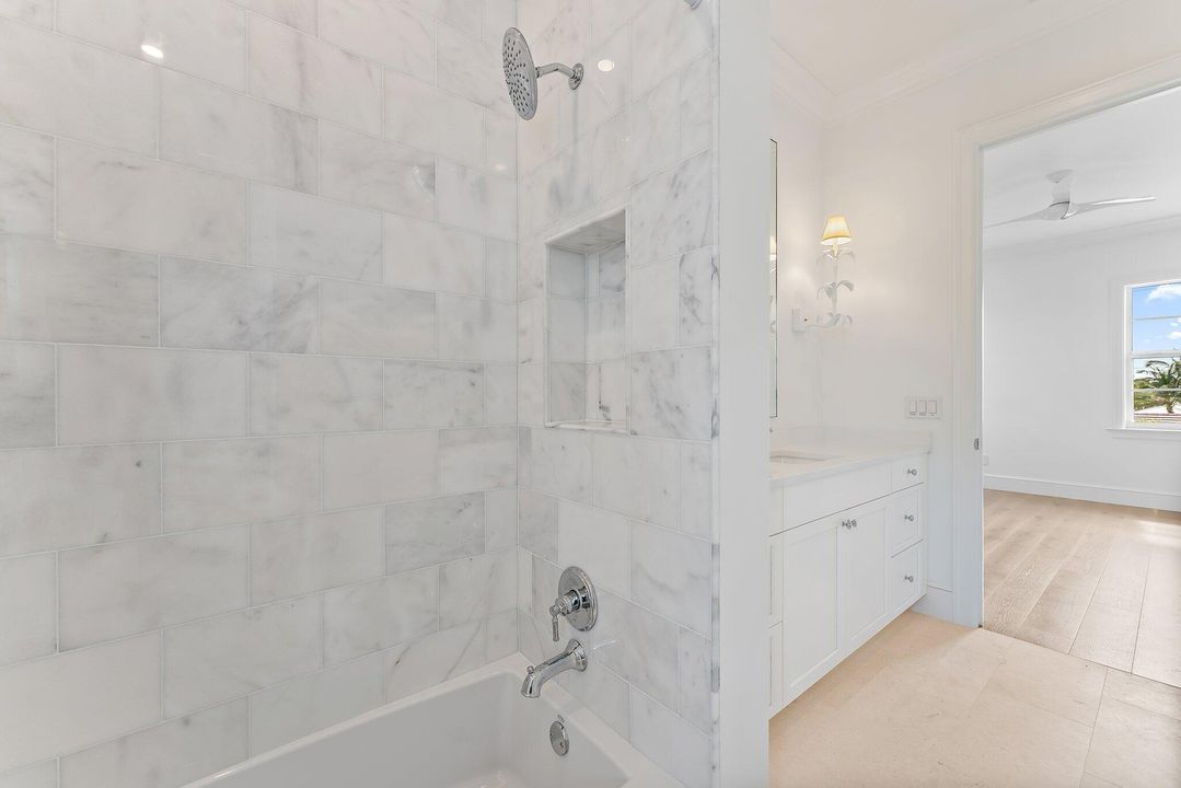 合同活跃: $4,125,000 (4 贝兹, 4 浴室, 4061 平方英尺)