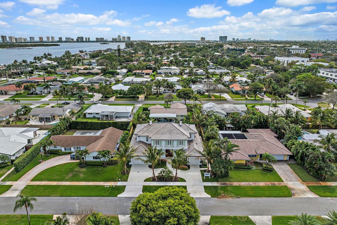 合同活跃: $4,125,000 (4 贝兹, 4 浴室, 4061 平方英尺)