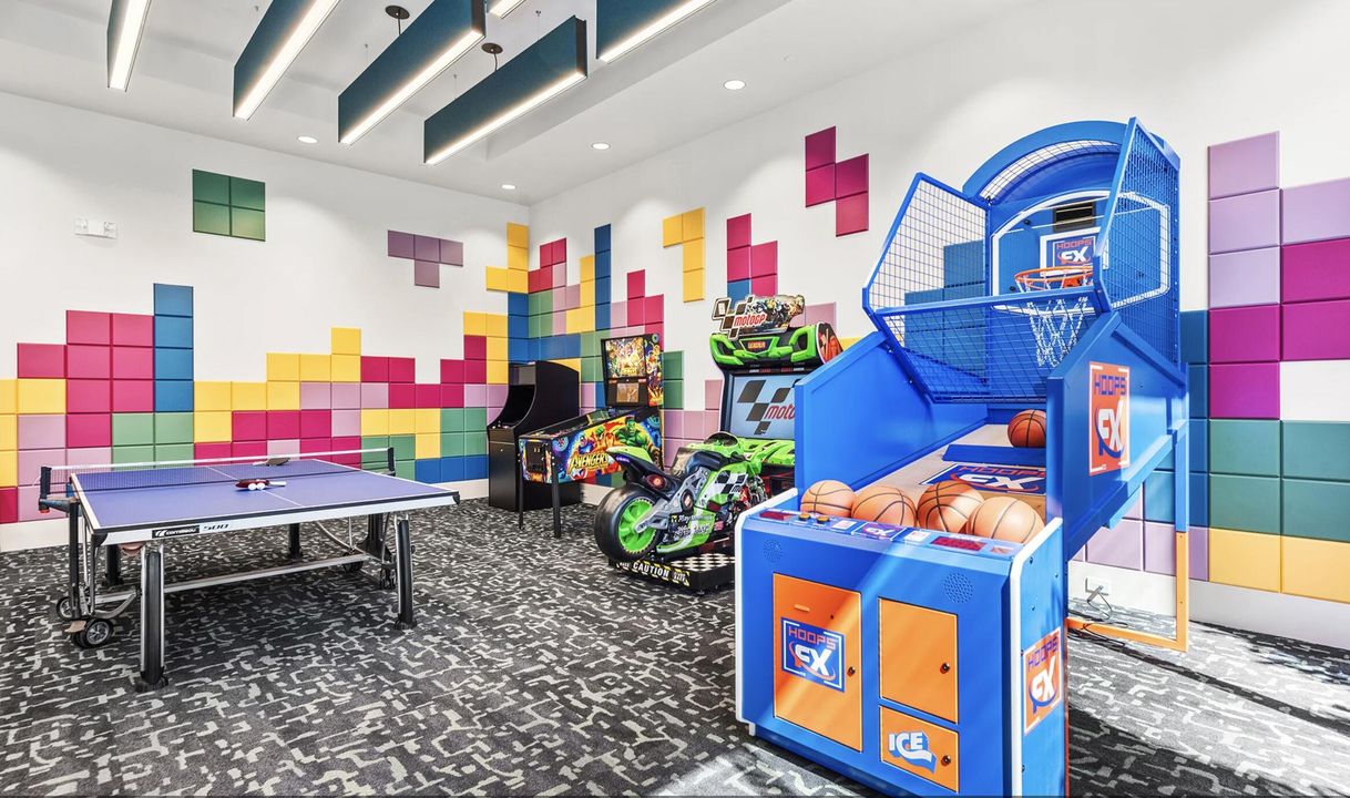 Active With Contract: $2,000,000 (5 beds, 7 baths, 4605 Square Feet)