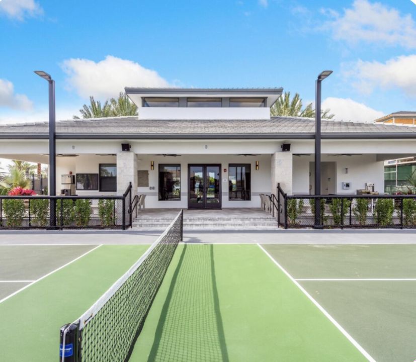 Active With Contract: $2,000,000 (5 beds, 7 baths, 4605 Square Feet)