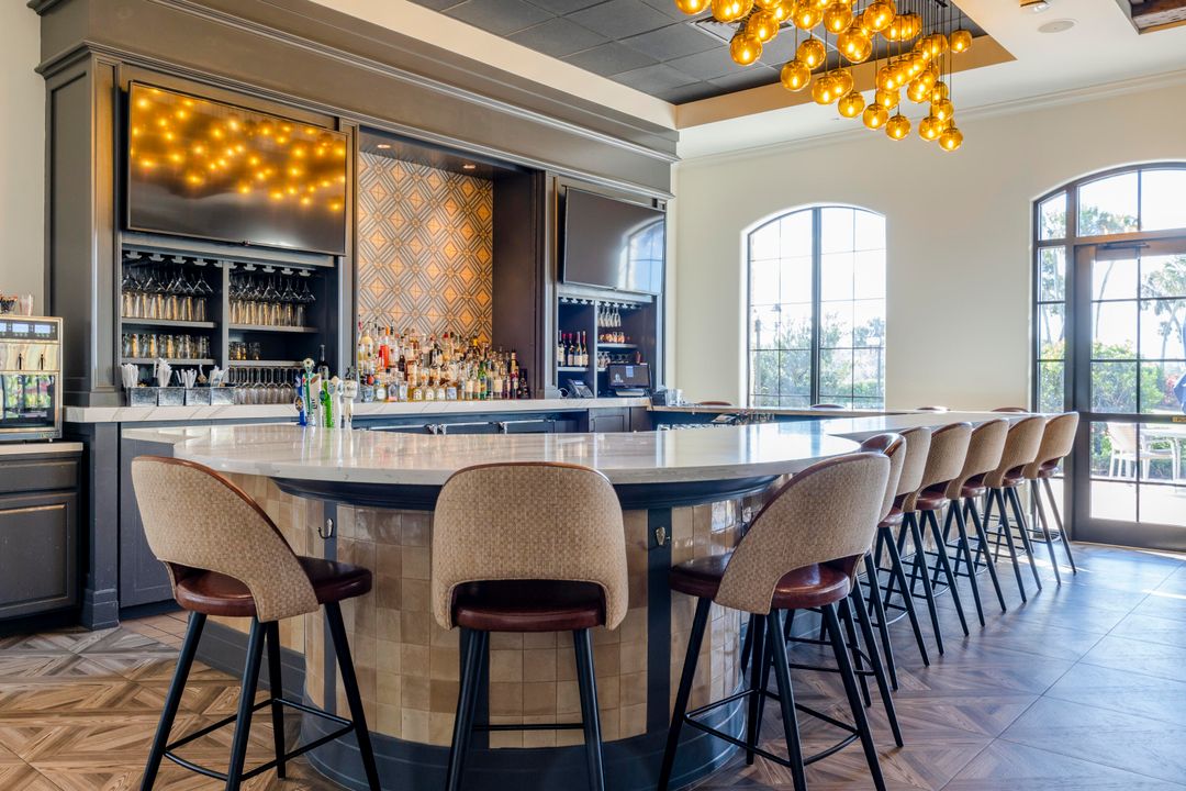 Под контрактом: $1,950,000 (4 спален, 3 ванн, 2792 Квадратных фут)