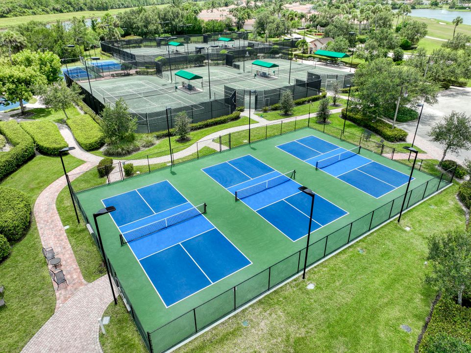 Под контрактом: $1,950,000 (4 спален, 3 ванн, 2792 Квадратных фут)