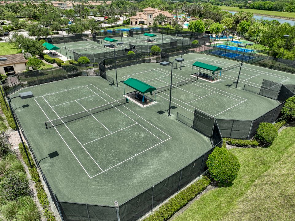 Под контрактом: $1,950,000 (4 спален, 3 ванн, 2792 Квадратных фут)