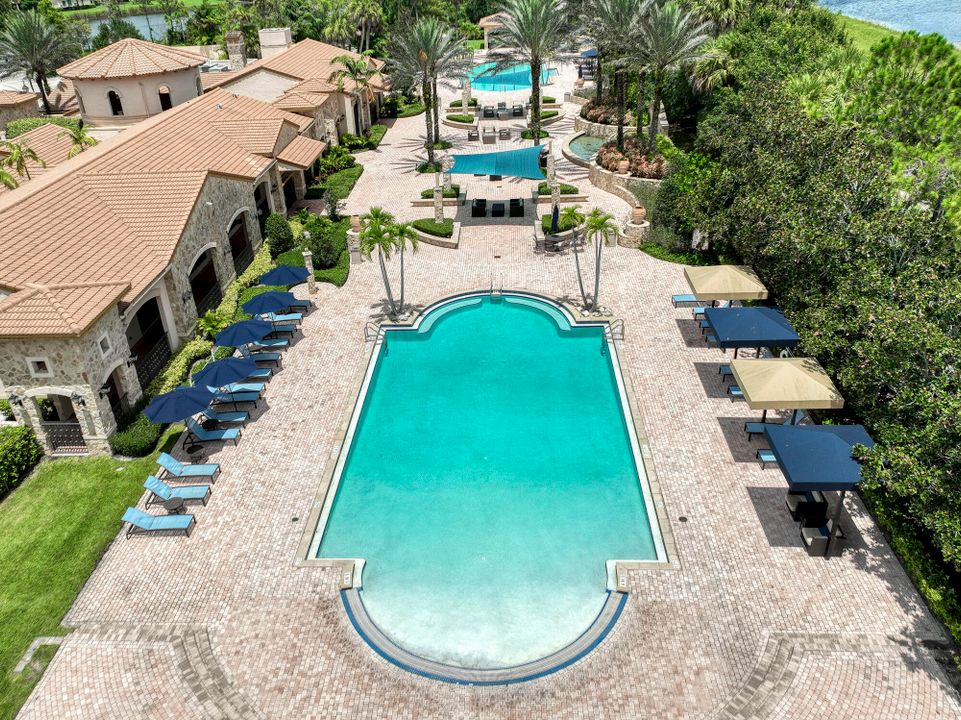 Под контрактом: $1,950,000 (4 спален, 3 ванн, 2792 Квадратных фут)