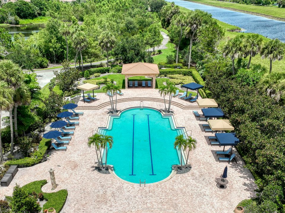 Под контрактом: $1,950,000 (4 спален, 3 ванн, 2792 Квадратных фут)