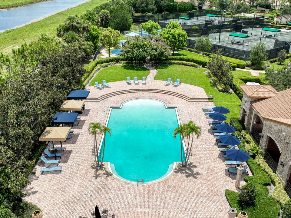 Под контрактом: $1,950,000 (4 спален, 3 ванн, 2792 Квадратных фут)