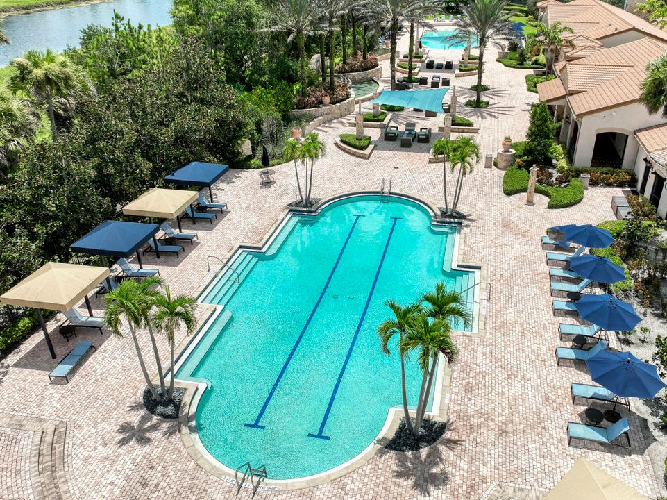 Под контрактом: $1,950,000 (4 спален, 3 ванн, 2792 Квадратных фут)