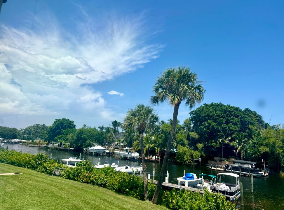 合同活跃: $239,000 (1 贝兹, 1 浴室, 722 平方英尺)