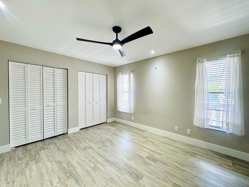 合同活跃: $239,000 (1 贝兹, 1 浴室, 722 平方英尺)