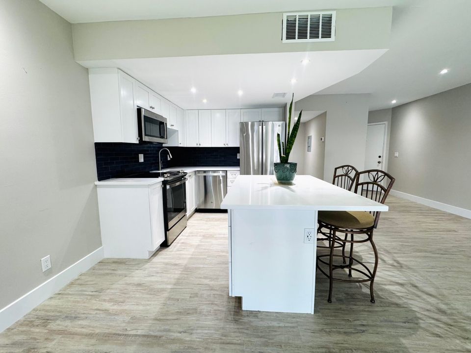 合同活跃: $239,000 (1 贝兹, 1 浴室, 722 平方英尺)