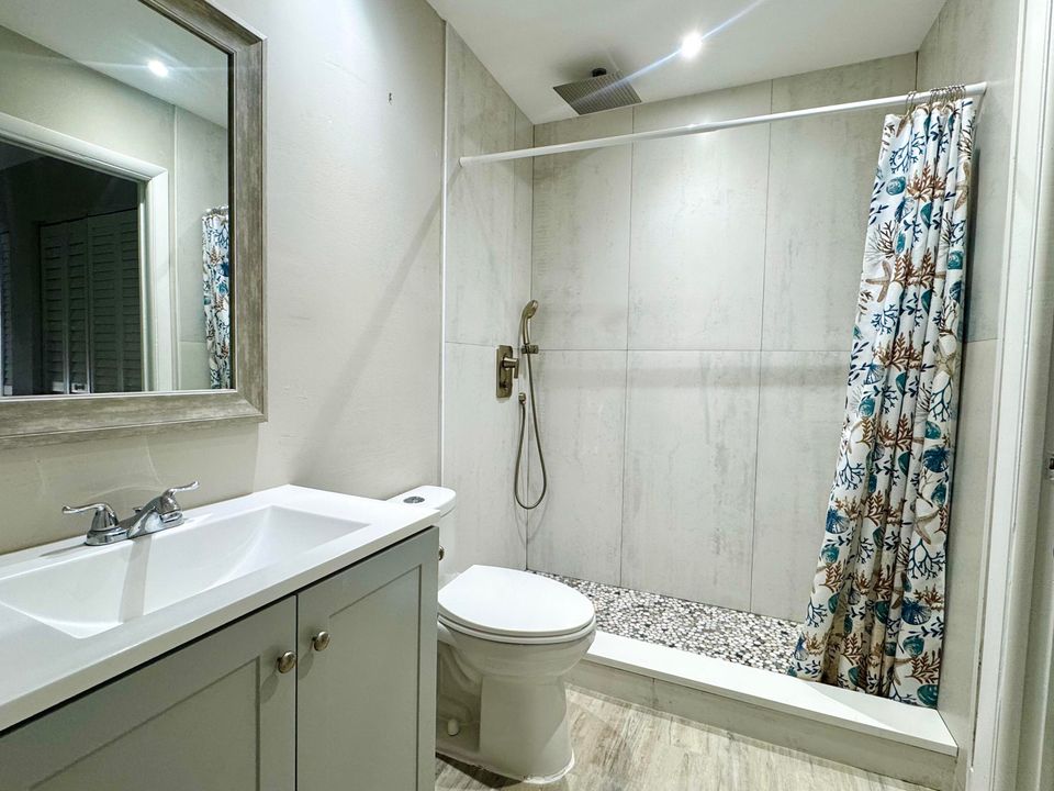 合同活跃: $239,000 (1 贝兹, 1 浴室, 722 平方英尺)