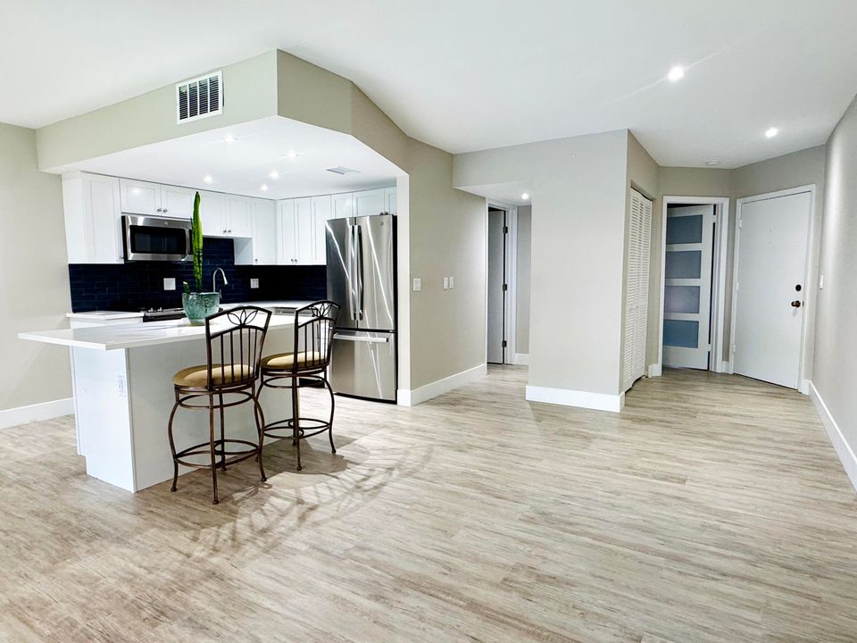 合同活跃: $239,000 (1 贝兹, 1 浴室, 722 平方英尺)