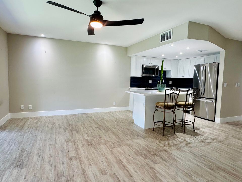 合同活跃: $239,000 (1 贝兹, 1 浴室, 722 平方英尺)