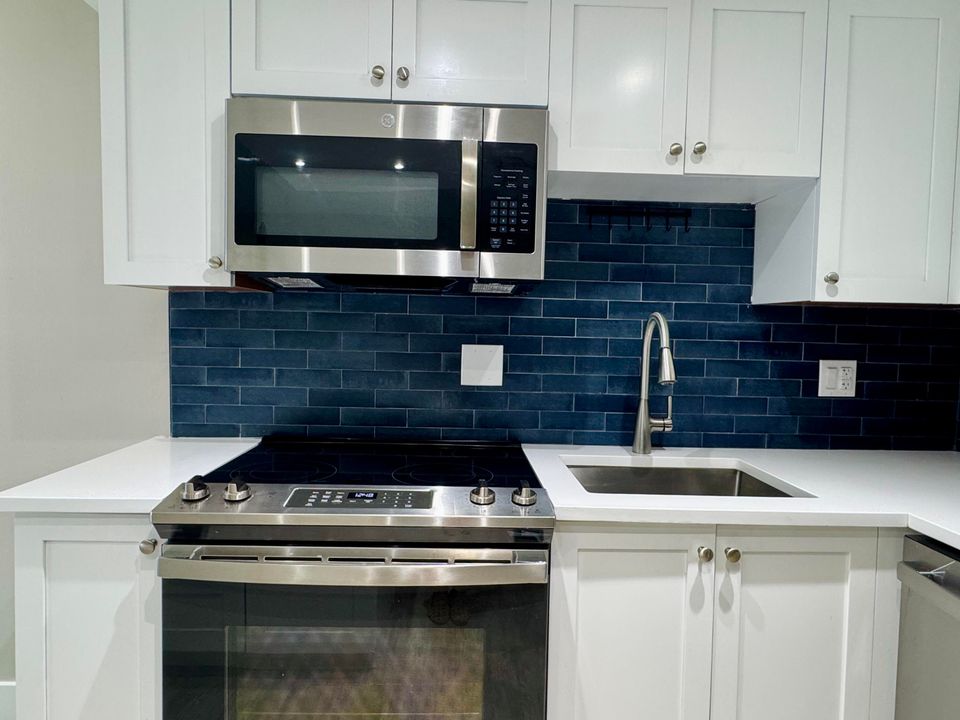 合同活跃: $239,000 (1 贝兹, 1 浴室, 722 平方英尺)