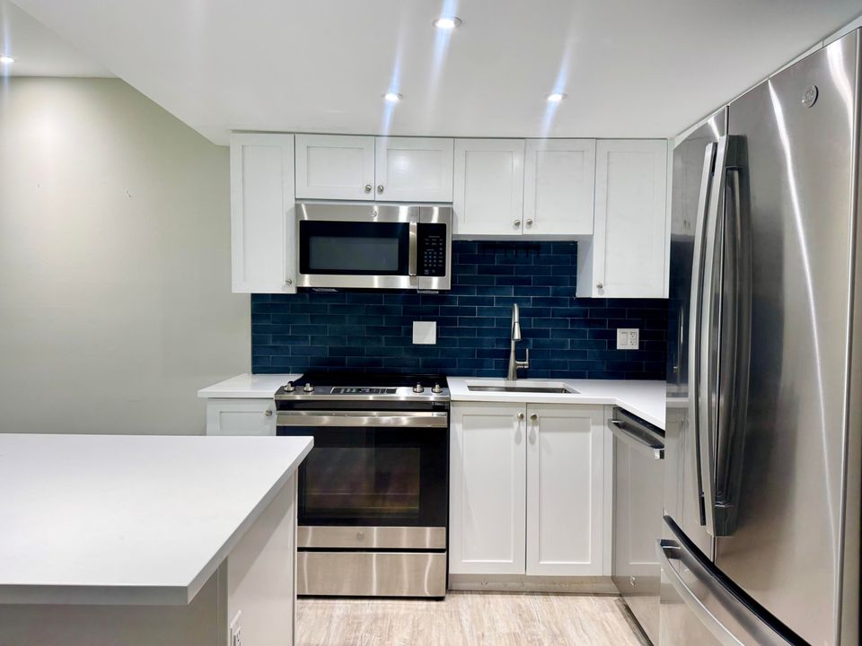 合同活跃: $239,000 (1 贝兹, 1 浴室, 722 平方英尺)