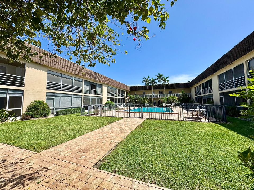 合同活跃: $239,000 (1 贝兹, 1 浴室, 722 平方英尺)