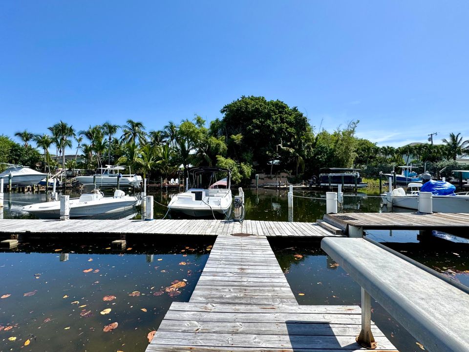 合同活跃: $239,000 (1 贝兹, 1 浴室, 722 平方英尺)