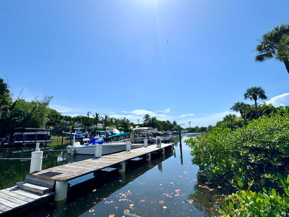 合同活跃: $239,000 (1 贝兹, 1 浴室, 722 平方英尺)