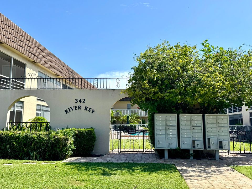 合同活跃: $239,000 (1 贝兹, 1 浴室, 722 平方英尺)