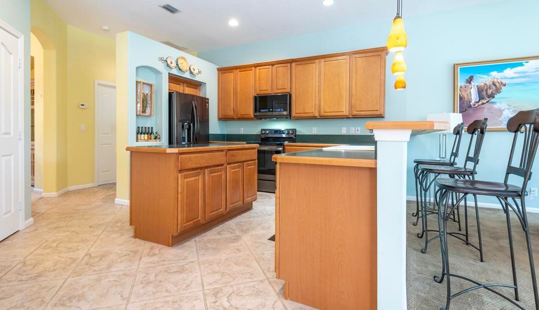 Activo con contrato: $699,000 (3 camas, 2 baños, 2419 Pies cuadrados)