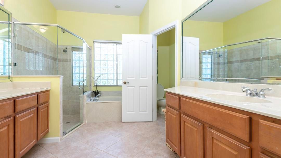 Activo con contrato: $699,000 (3 camas, 2 baños, 2419 Pies cuadrados)