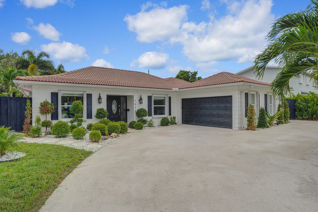 Active With Contract: $799,900 (4 beds, 2 baths, 1944 Square Feet)