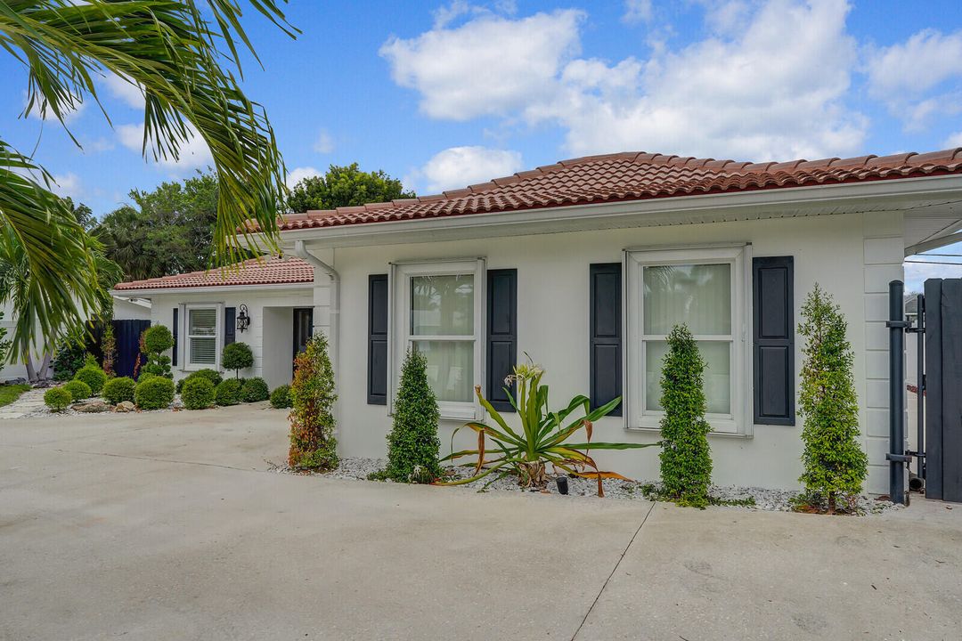 Active With Contract: $799,900 (4 beds, 2 baths, 1944 Square Feet)