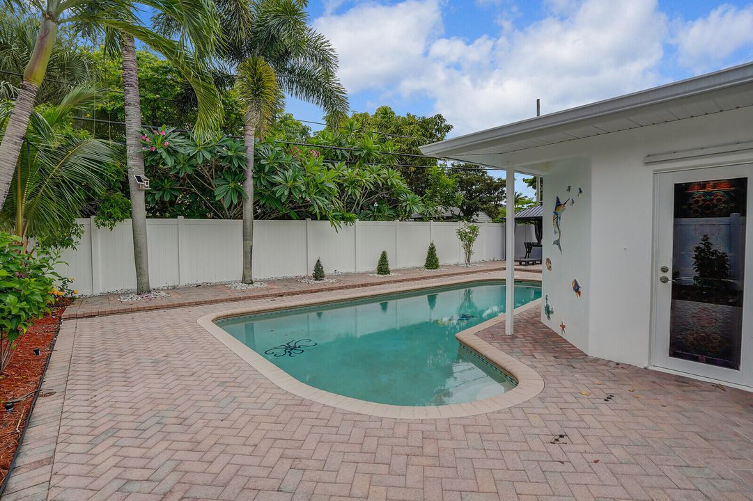 Active With Contract: $799,900 (4 beds, 2 baths, 1944 Square Feet)