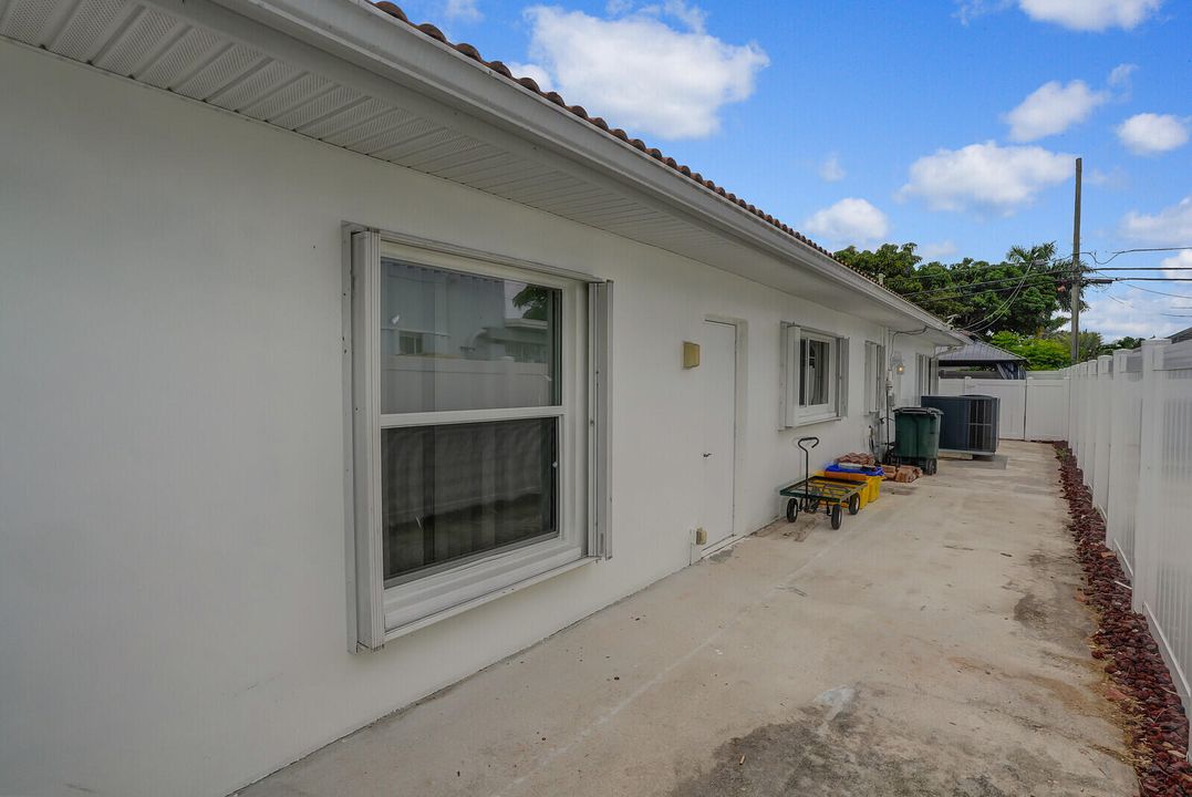 Active With Contract: $799,900 (4 beds, 2 baths, 1944 Square Feet)