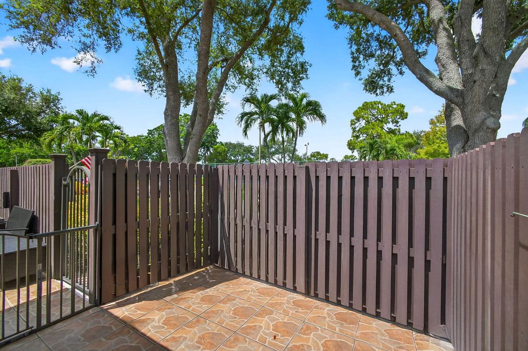 待售: $290,000 (2 贝兹, 2 浴室, 1370 平方英尺)