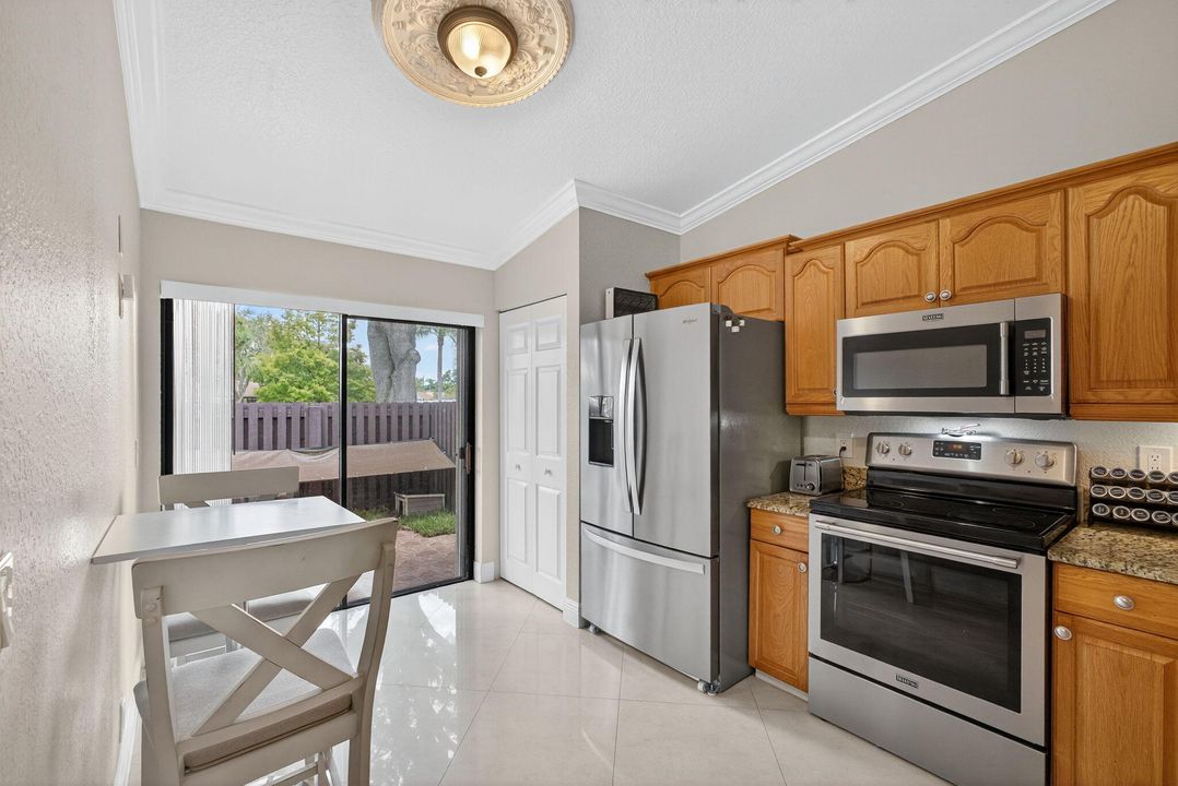 待售: $290,000 (2 贝兹, 2 浴室, 1370 平方英尺)