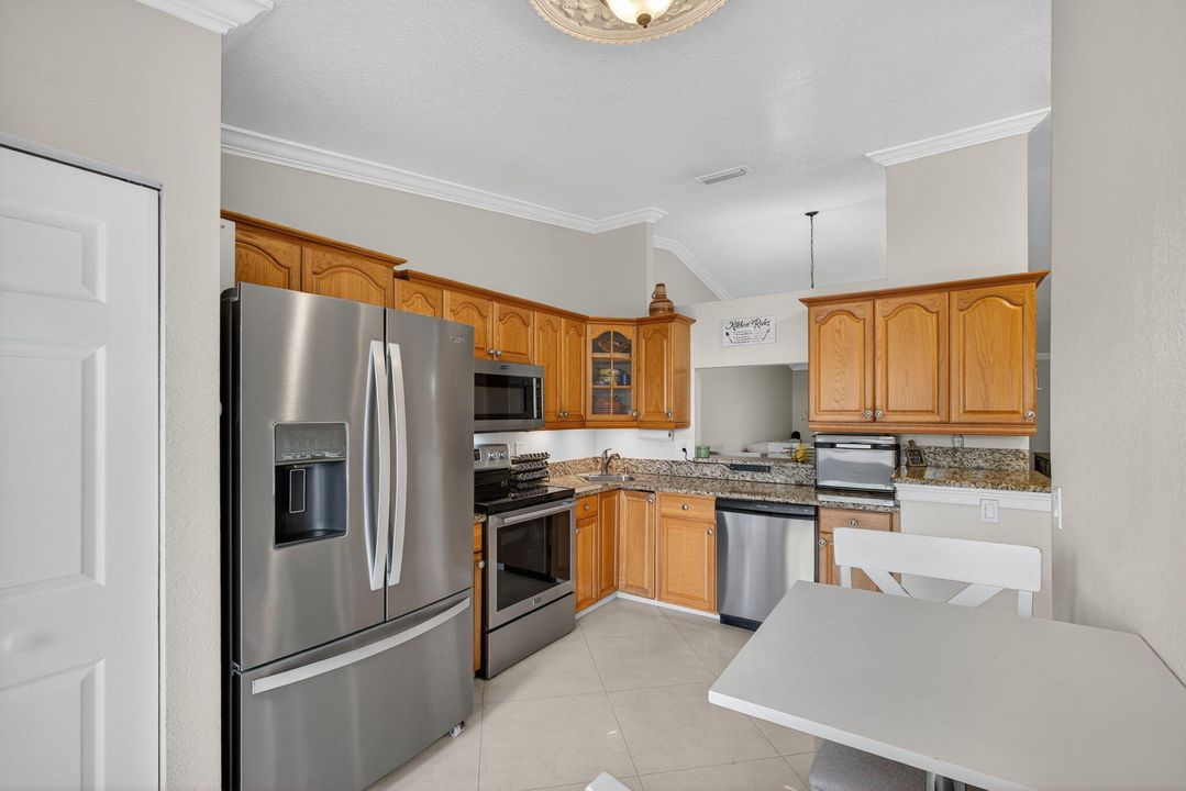 待售: $290,000 (2 贝兹, 2 浴室, 1370 平方英尺)