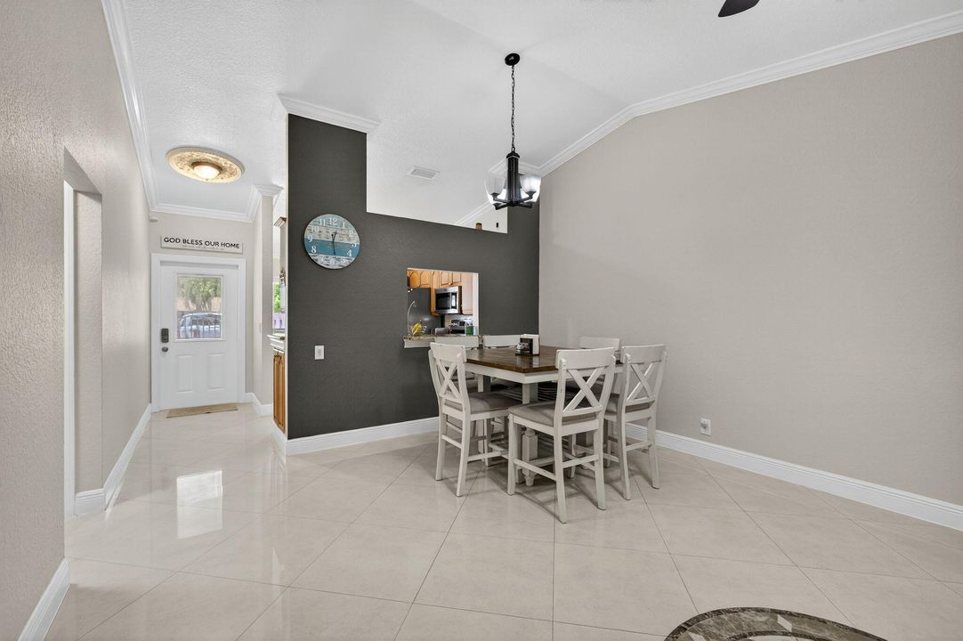 待售: $290,000 (2 贝兹, 2 浴室, 1370 平方英尺)