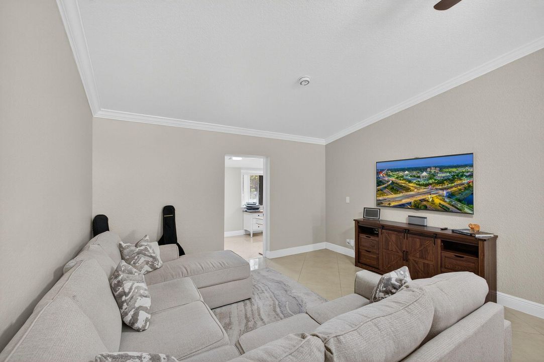 待售: $290,000 (2 贝兹, 2 浴室, 1370 平方英尺)