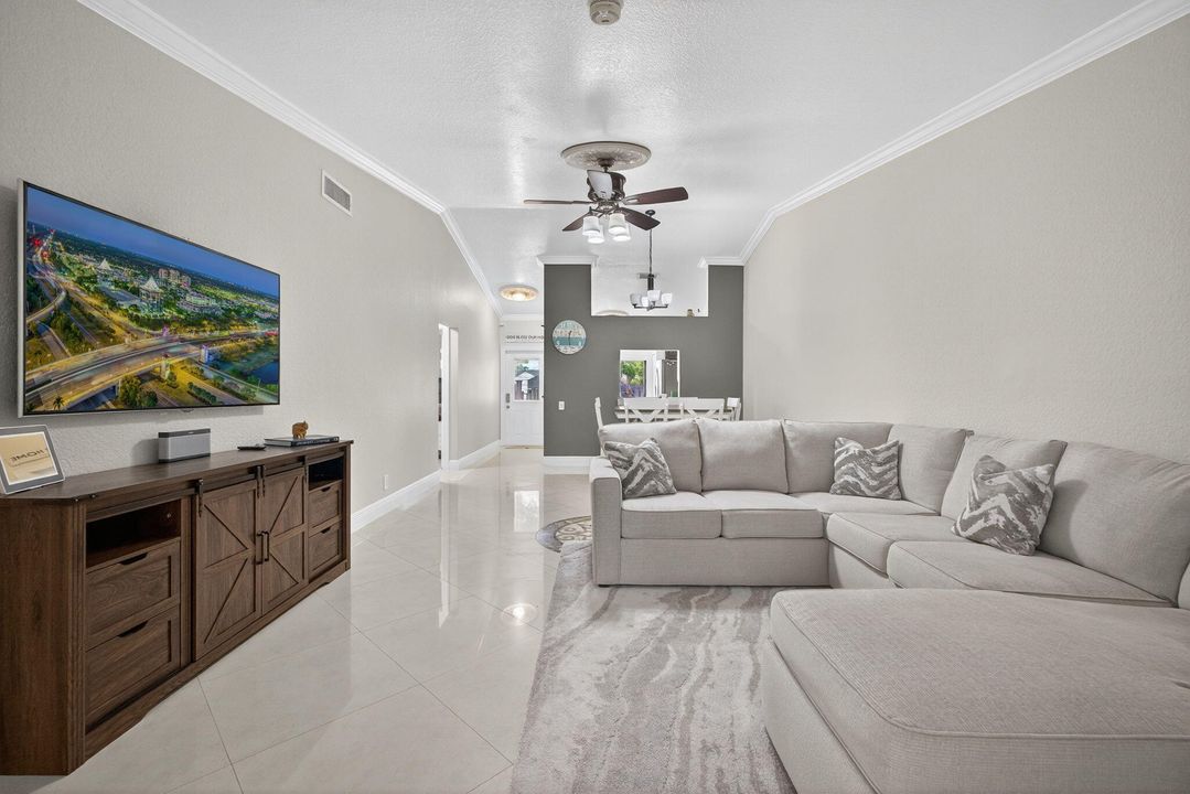 待售: $290,000 (2 贝兹, 2 浴室, 1370 平方英尺)