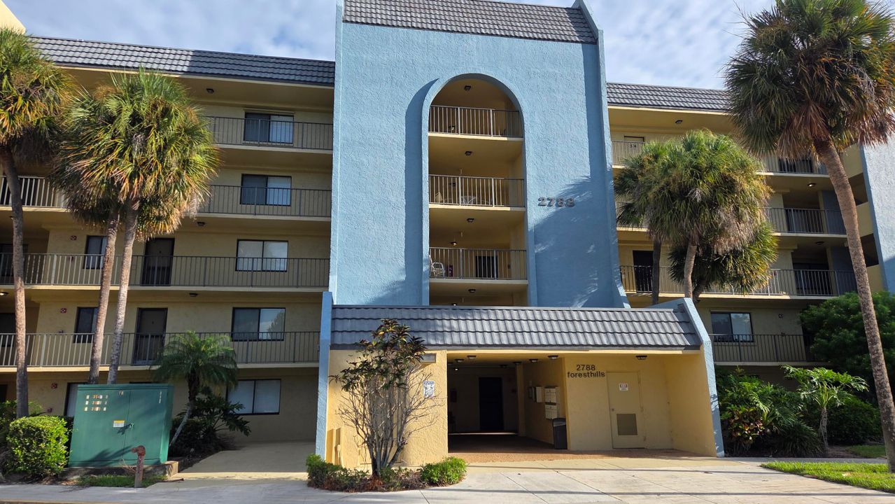 合同活跃: $175,000 (2 贝兹, 2 浴室, 1080 平方英尺)