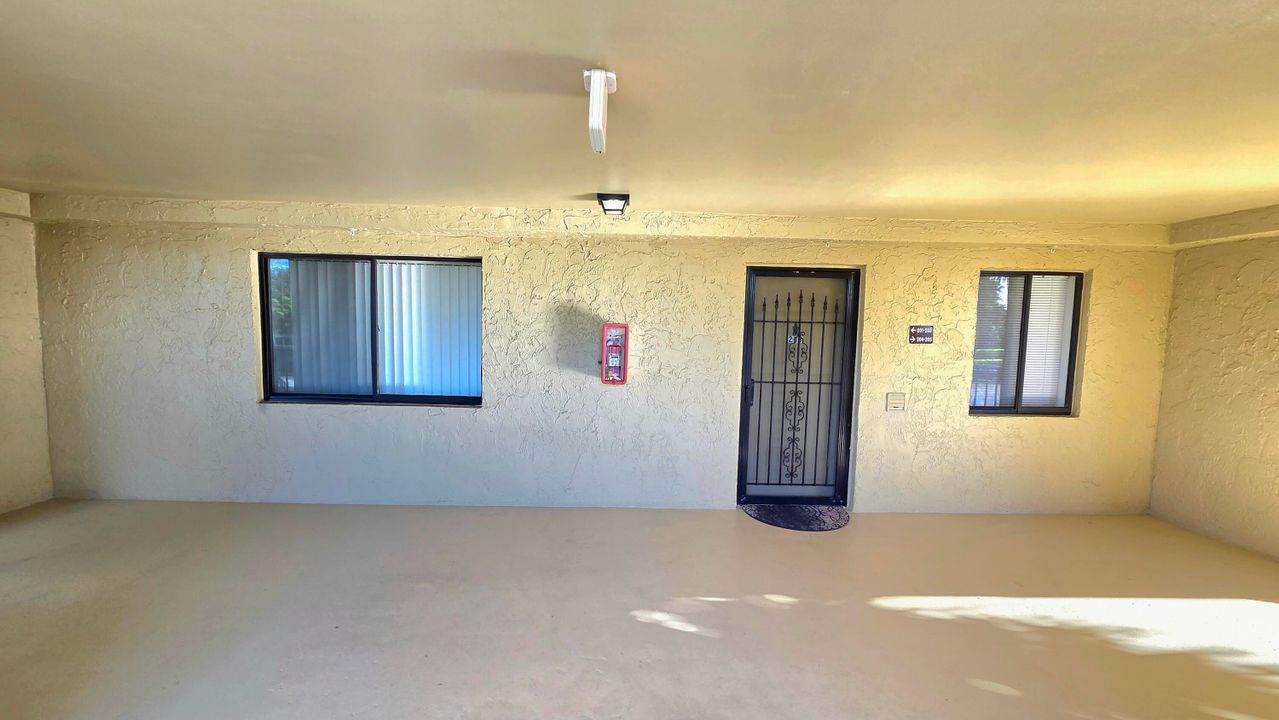 合同活跃: $175,000 (2 贝兹, 2 浴室, 1080 平方英尺)