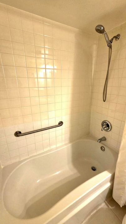 合同活跃: $175,000 (2 贝兹, 2 浴室, 1080 平方英尺)