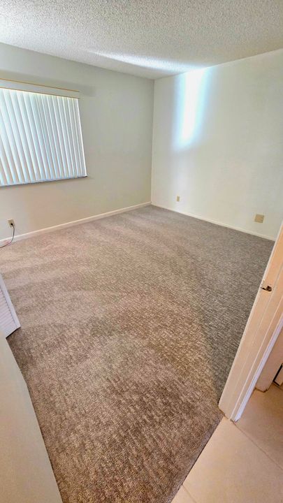 合同活跃: $175,000 (2 贝兹, 2 浴室, 1080 平方英尺)