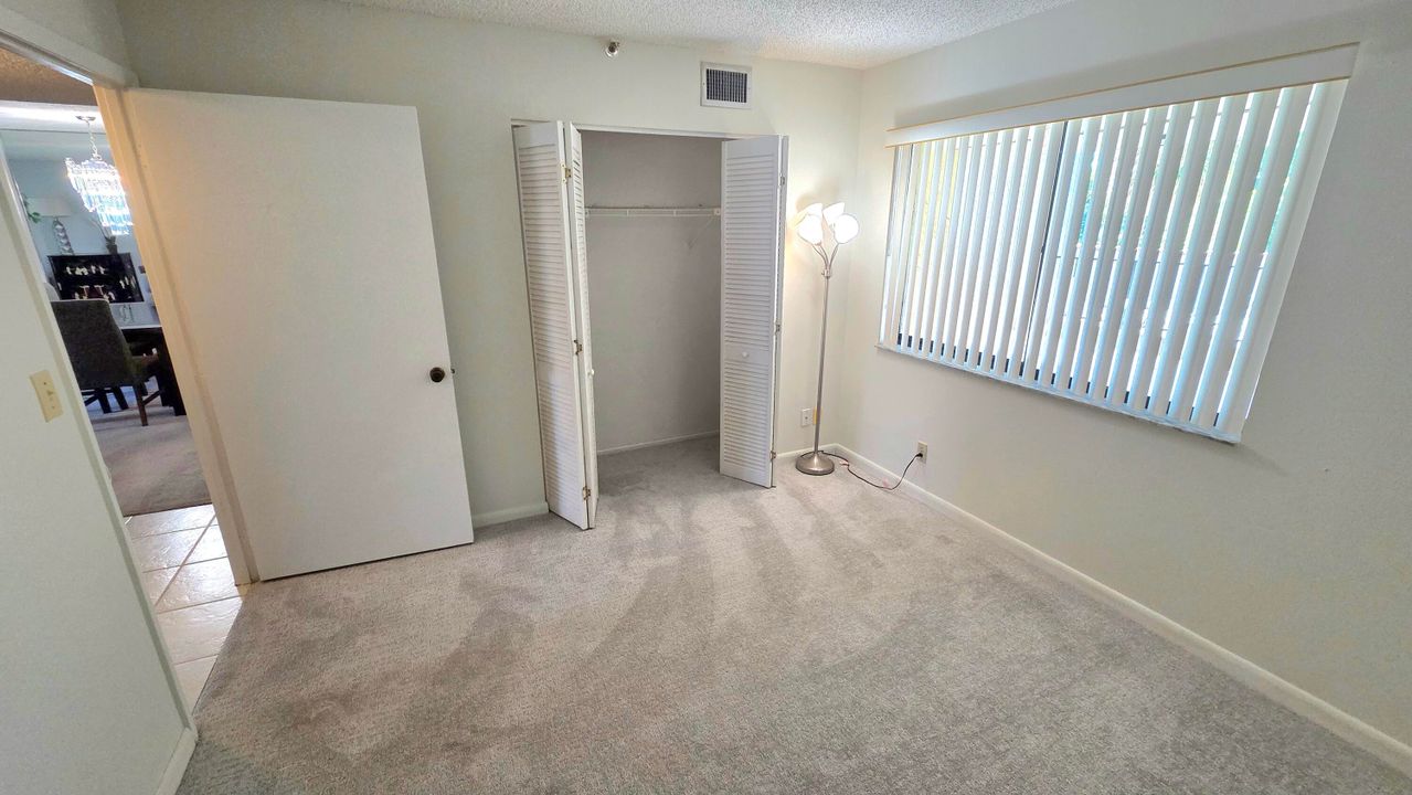 合同活跃: $175,000 (2 贝兹, 2 浴室, 1080 平方英尺)